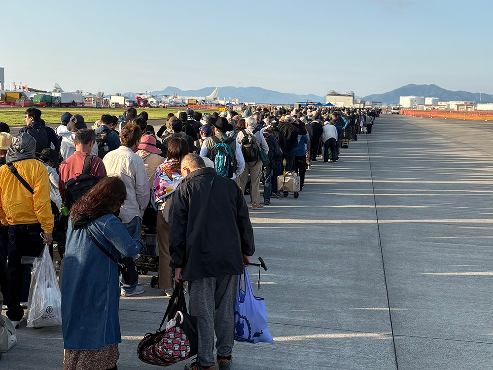7時の開場に並ぶ列